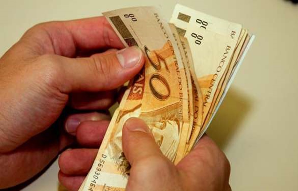 Ir para  <p>O prazo para sacar o abono salarial de 2014 termina no pr&oacute;ximo dia 29 de dezembro, quinta-feira. Segundo o Minist&eacute;rio do Trabalho e Emprego (MTE), pouco mais de 900 mil pessoas t&ecirc;m direito a receber o...